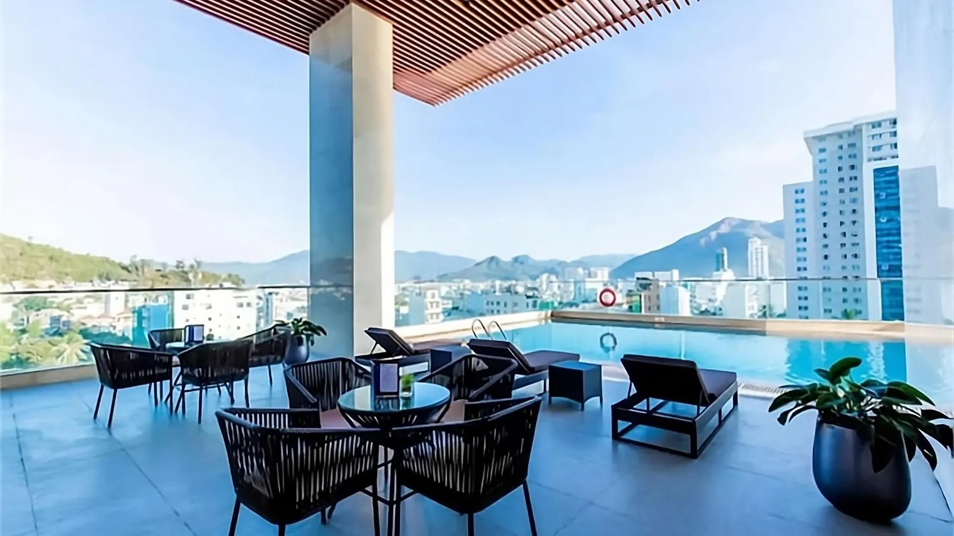 Maro Hotel & Apartment Нячанг