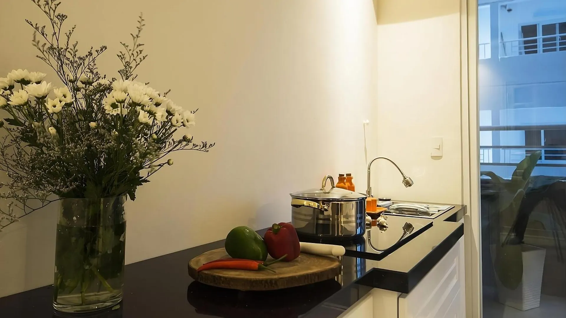 Maro Hotel & Apartment Нячанг