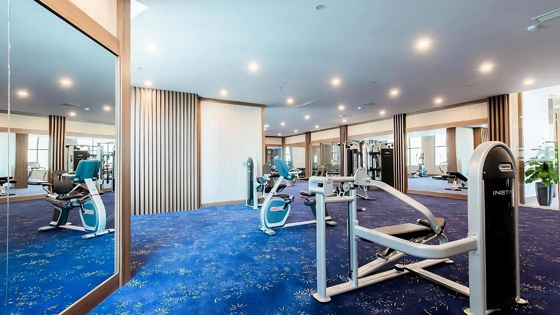 Maro Hotel & Apartment Нячанг